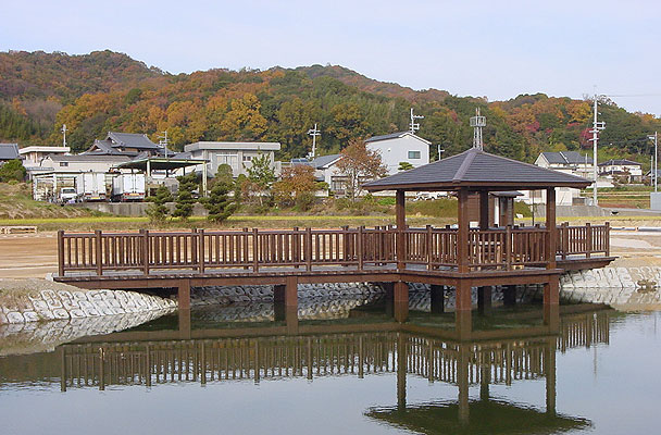 東屋付き水上デッキ