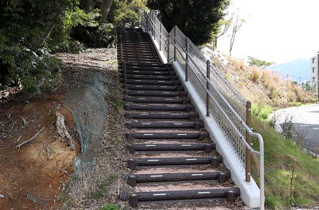 避難路ステップ階段（蓄光付ステップ階段）